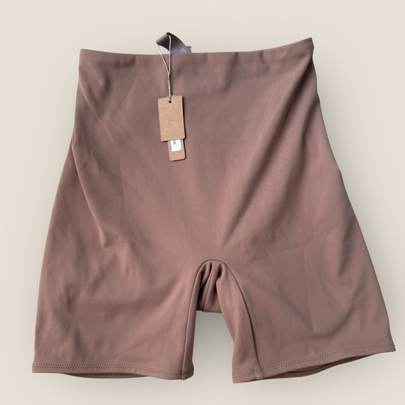 SKIMS | Shaping Swim Shorts | Beige | Size XXS - Picture 3 of 4